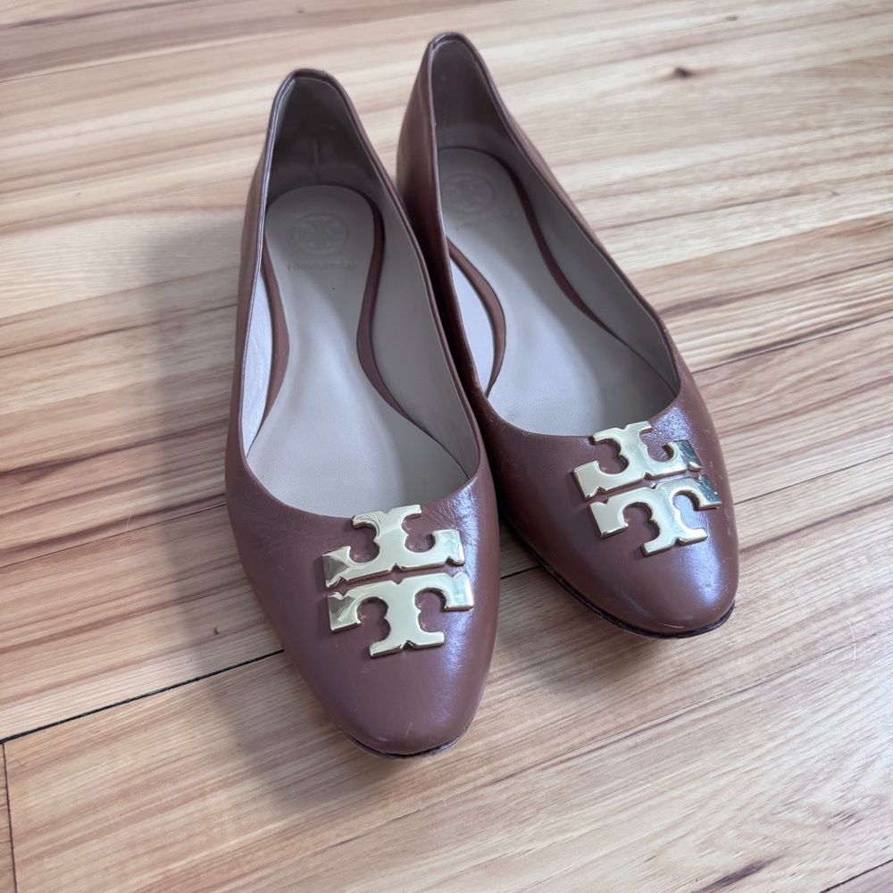 Tory Burch Raleigh Flat, gold logo leather sole - Picture 2 of 9
